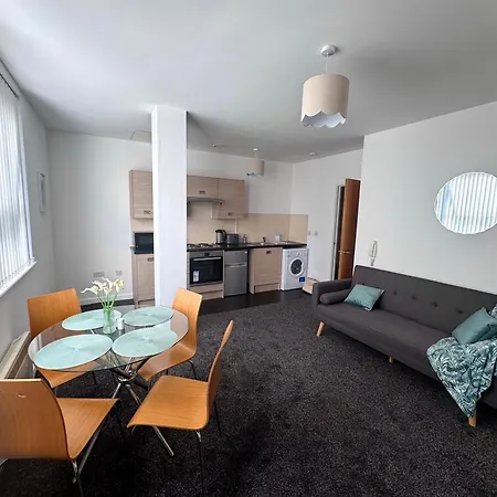 The Trafford Luxe , Garage Parking, Self Check-In Anytime - Perfect For Late Arrivals, Ultra- Fast Wi-Fi, 5 Mins To Old Trafford Stadium-3