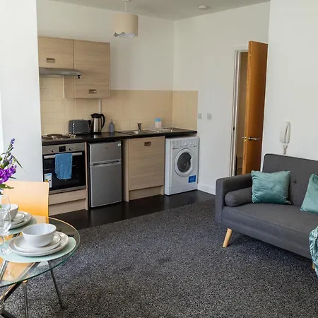 The Trafford Luxe , Garage Parking, Self Check-In Anytime - Perfect For Late Arrivals, Ultra- Fast Wi-Fi, 5 Mins To Old Trafford Stadium-2
